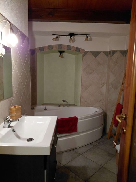 BATHROOM MIDDLE FLOOR